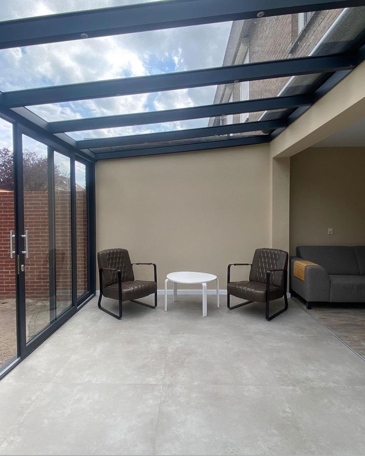 Antraciet aluminium dakliggers en staanders in een tuinkamer van Holland Veranda